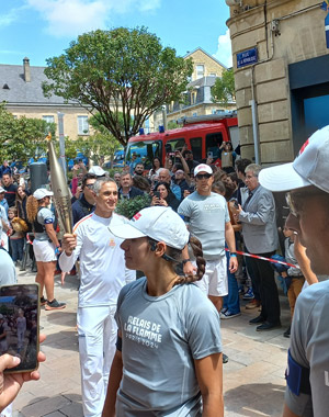 Flamme Olympique à Sarlat portée par Laurent Jalabert